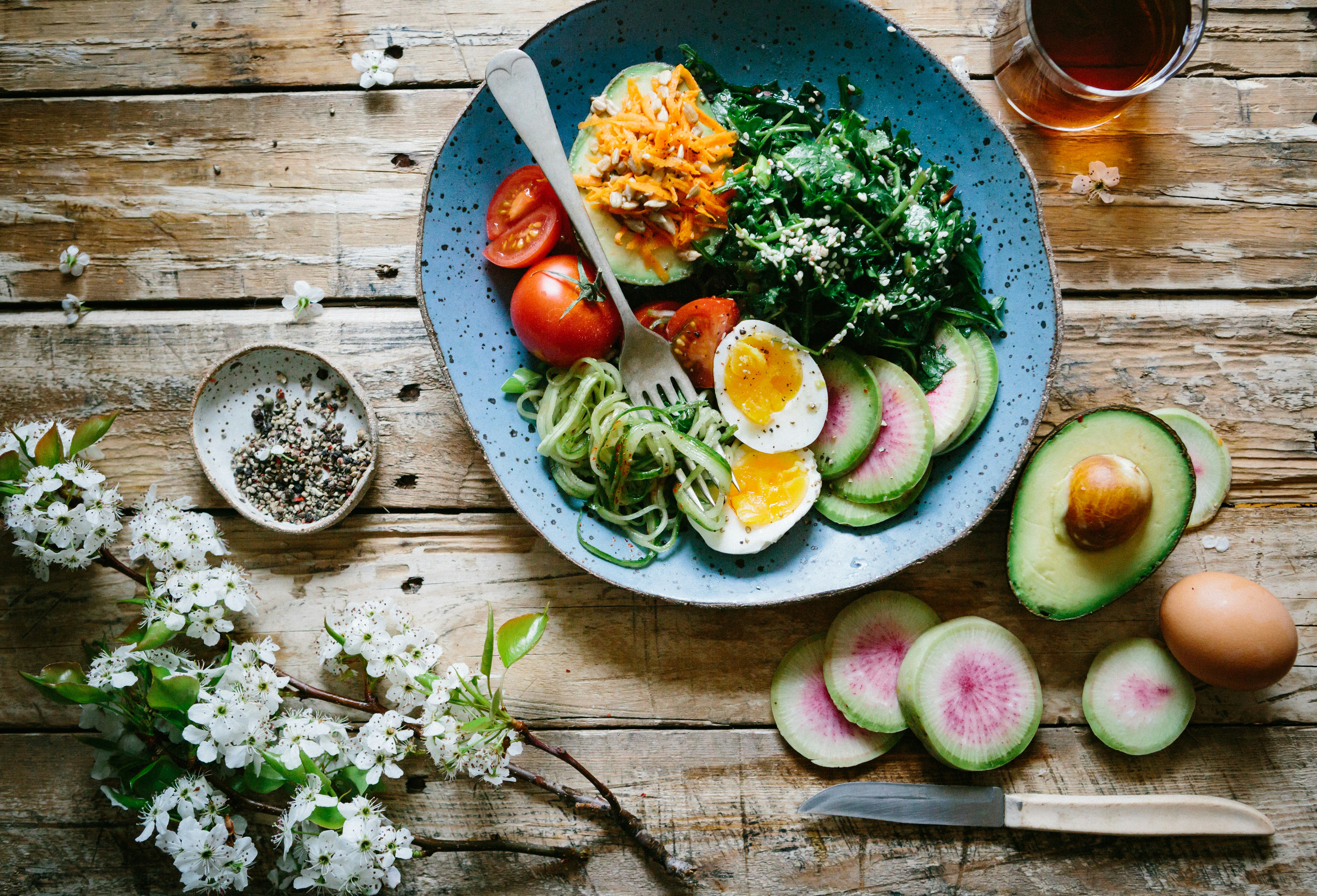 A balanced meal featuring chicken breast, boiled eggs, and legumes for high protein intake.